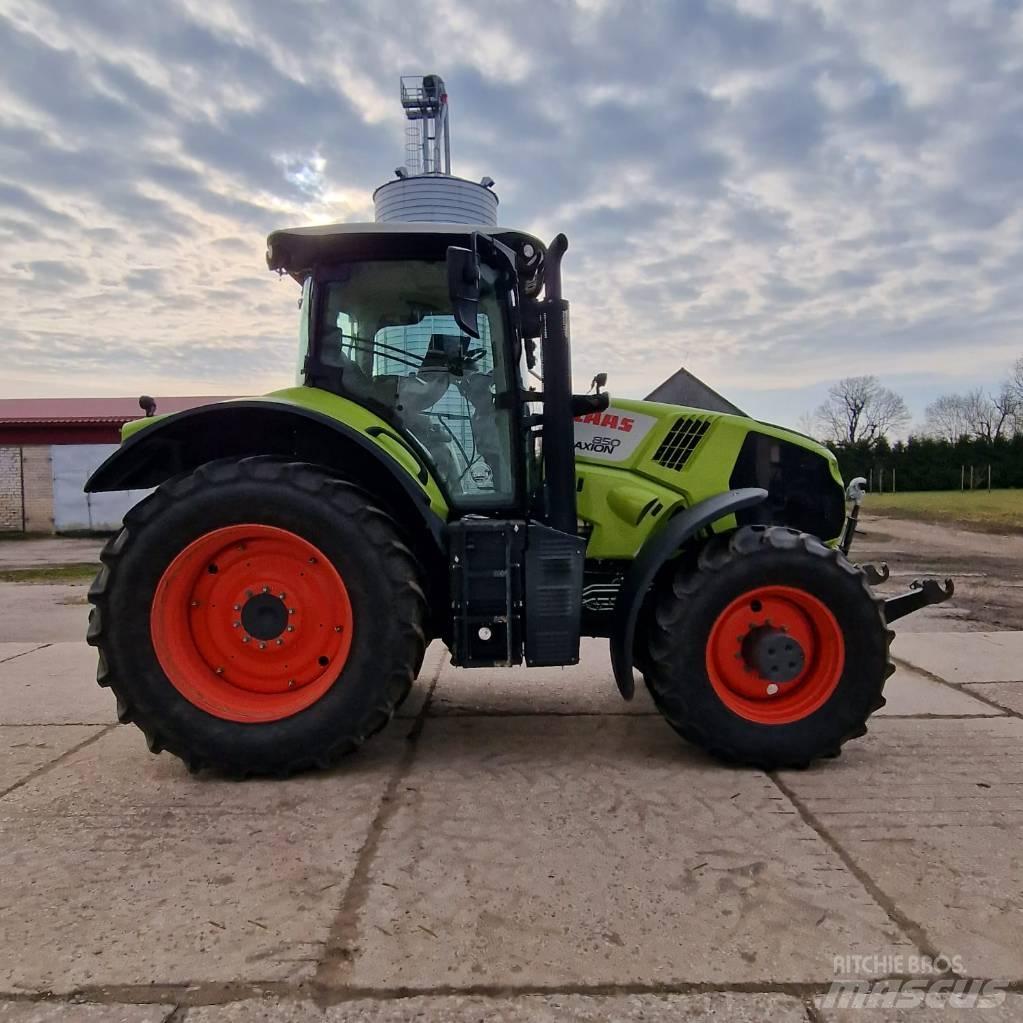 CLAAS Axion 850 Traktory
