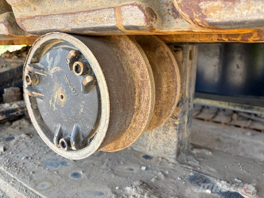 CAT 374 (On Transport) Pásové rýpadlá