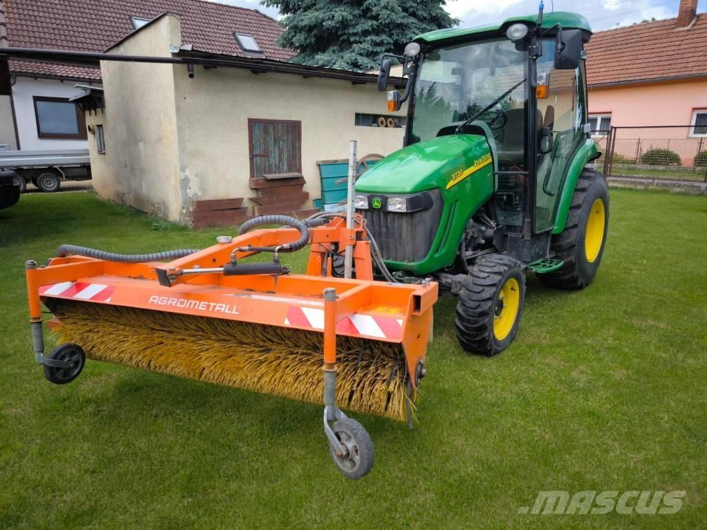 John Deere 3720 Kompaktné traktory