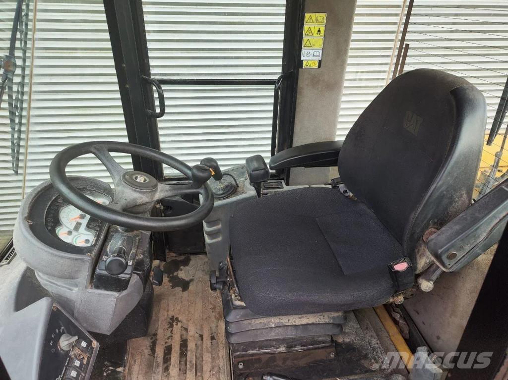 CAT 930G Kolesové nakladače