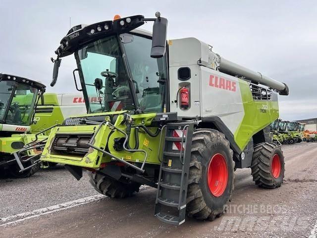 CLAAS TRION 750 Kombinované zberacie stroje