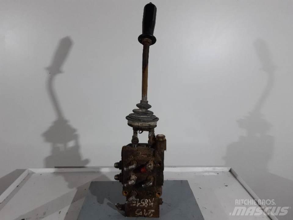 CAT 215 Kabíny a interiér