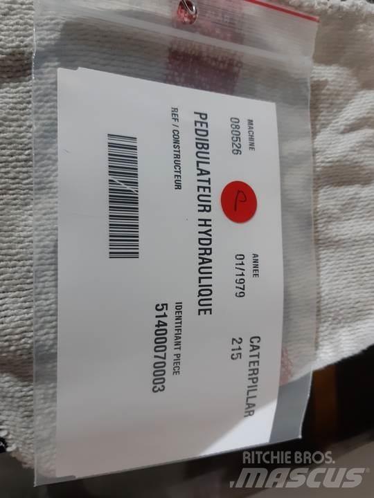 CAT 215 Kabíny a interiér