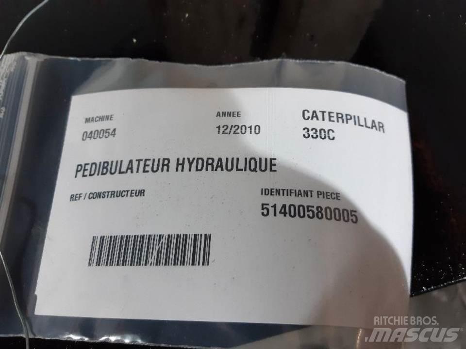 CAT 330C Kabíny a interiér