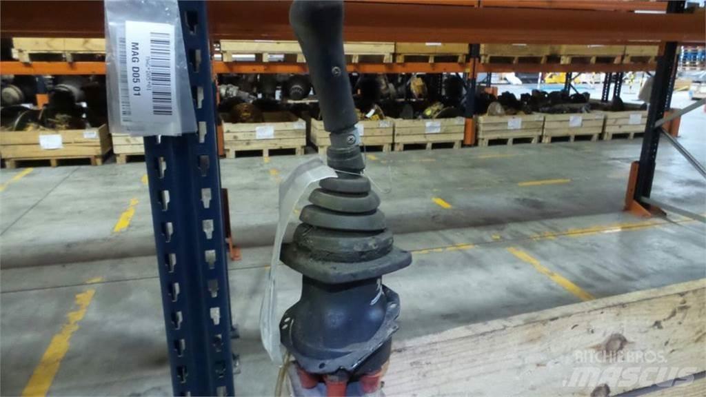 CAT 330L Kabíny a interiér