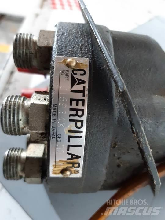 CAT 330L Kabíny a interiér