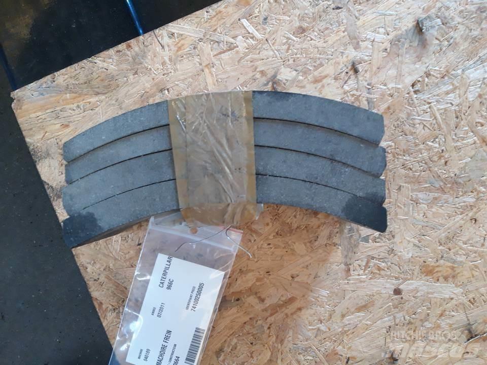 CAT 966C Pásy, reťaze a podvozok