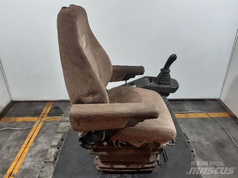 CAT M312 Kabíny a interiér