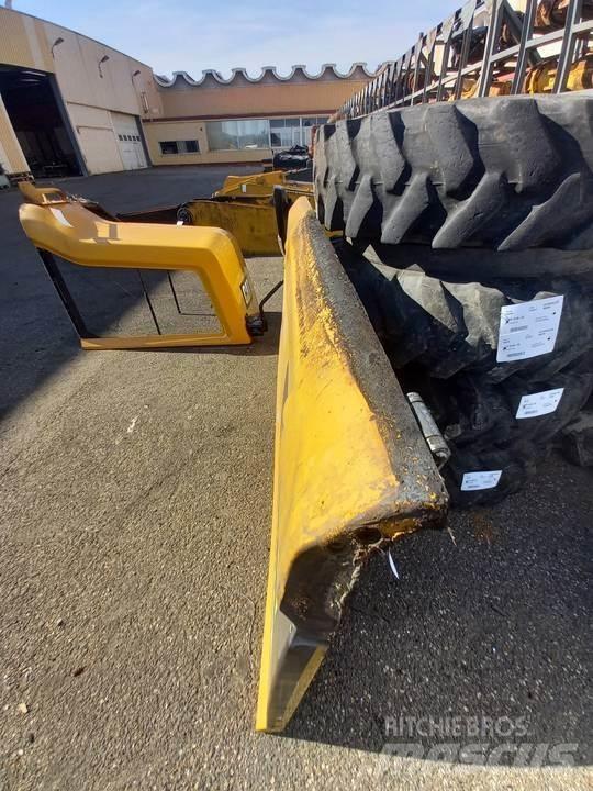 CAT M320F Kabíny a interiér