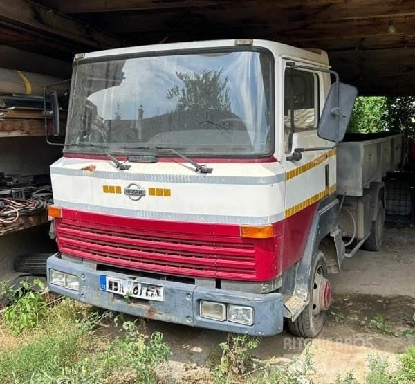 Nissan L351 Hákový nosič kontajnerov