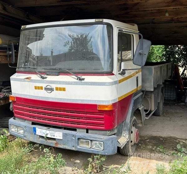Nissan L351 Hákový nosič kontajnerov