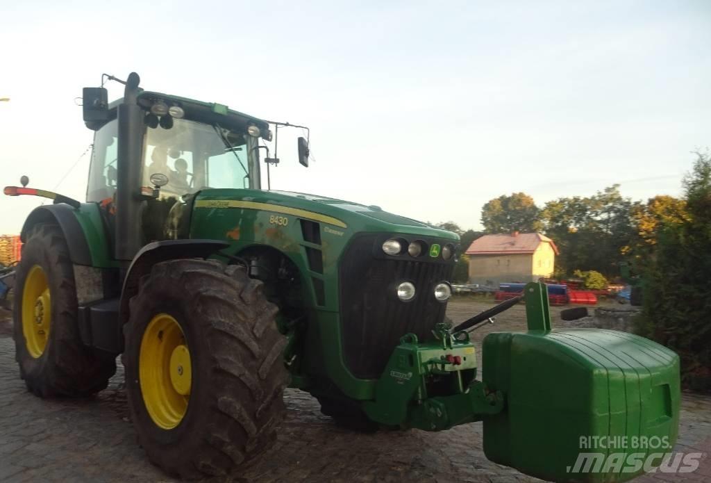 John Deere 8430 Traktory