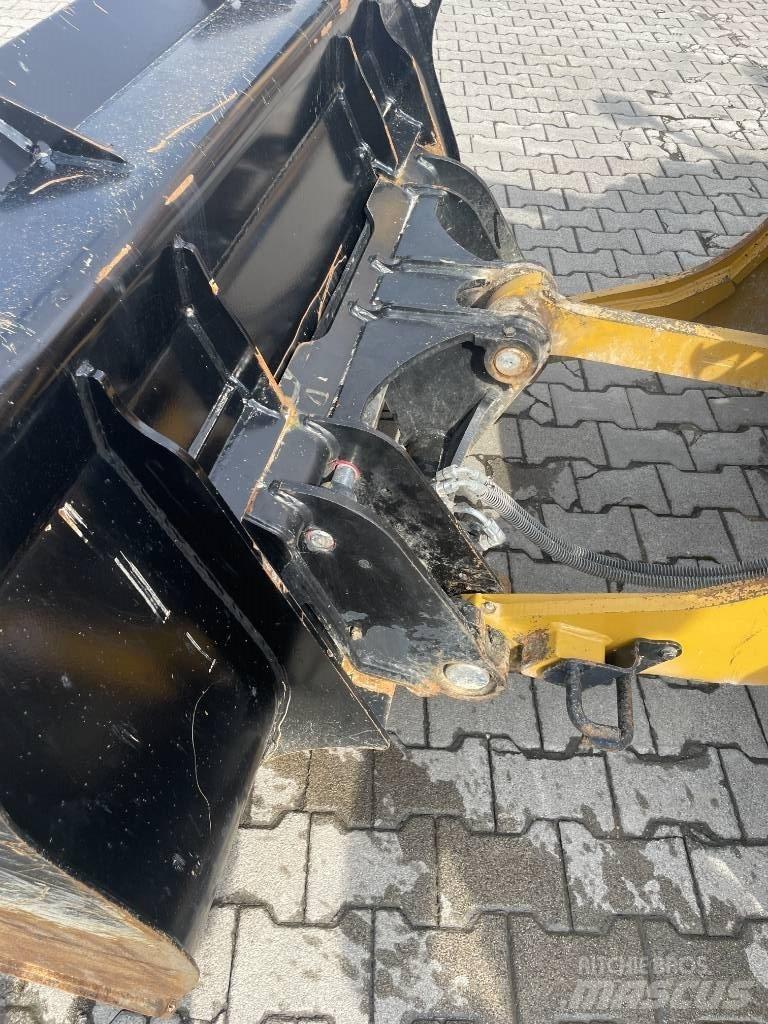 CAT 906 M Kolesové nakladače