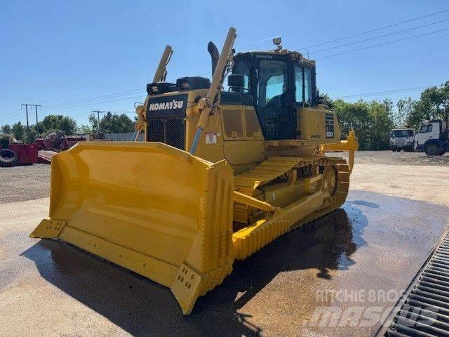 Komatsu D65EX-18 Pásové dozéry