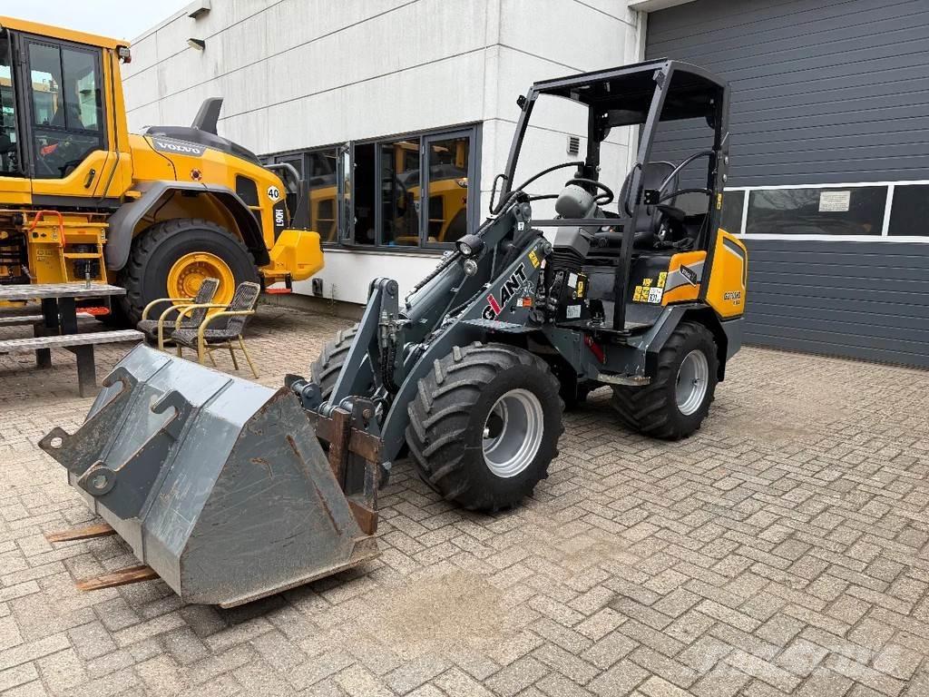GiANT G2700 Kolesové nakladače
