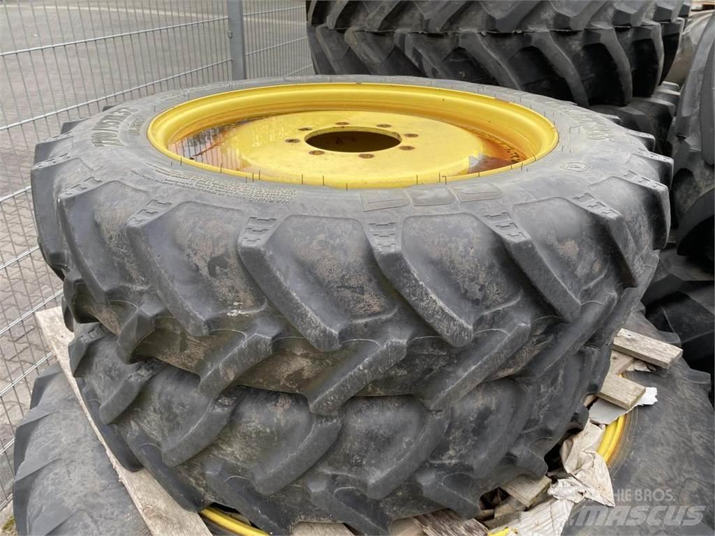 BKT 270/95R32 Pneumatiky, kolesá a ráfiky