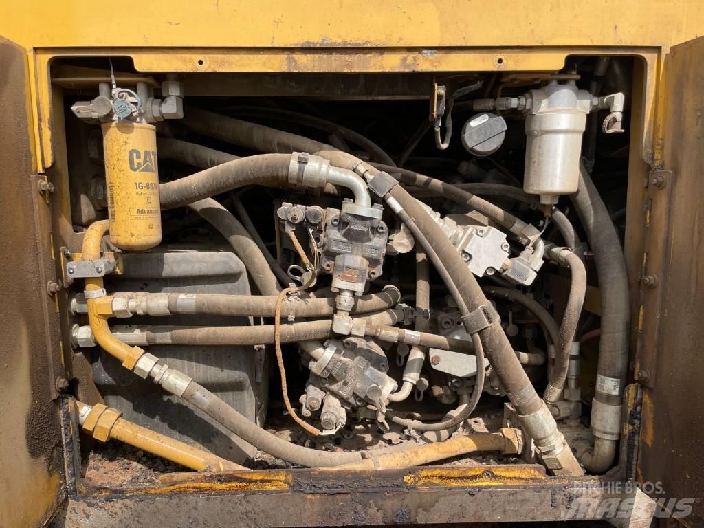 CAT AP555F Finišéry