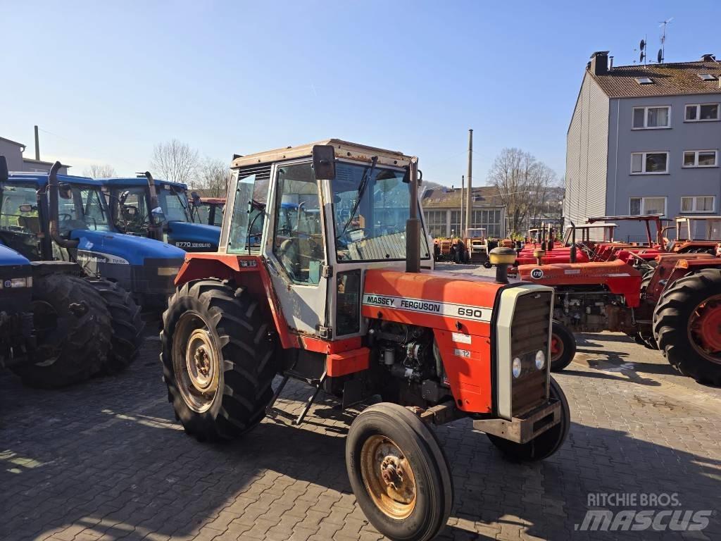 Massey Ferguson 690 Traktory