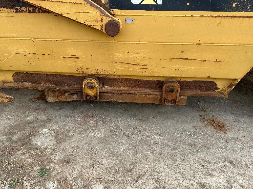 CAT 615 Skrejpre