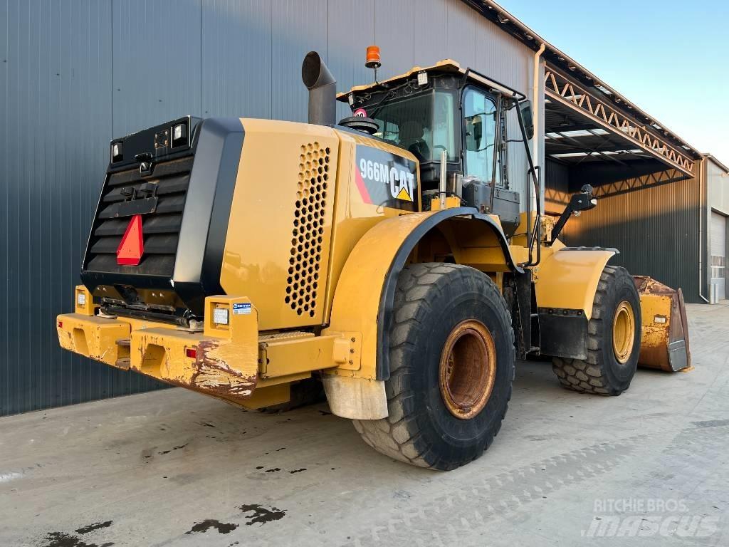 CAT 966M Kolesové nakladače