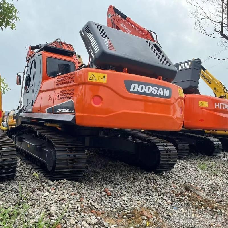 Doosan DX 225 Pásové rýpadlá