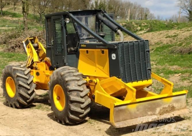 John Deere 640 Skiddery