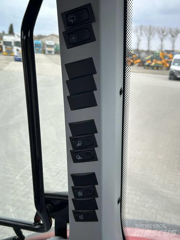 Valtra A 104 Traktory