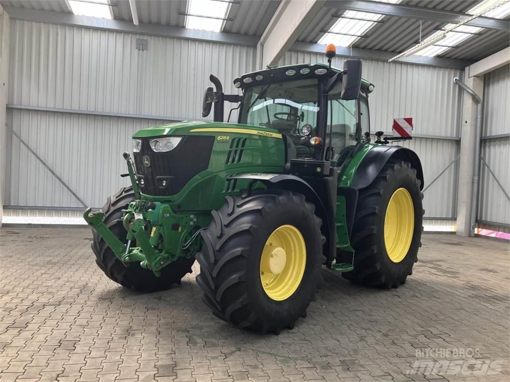 John Deere 6215R Traktory