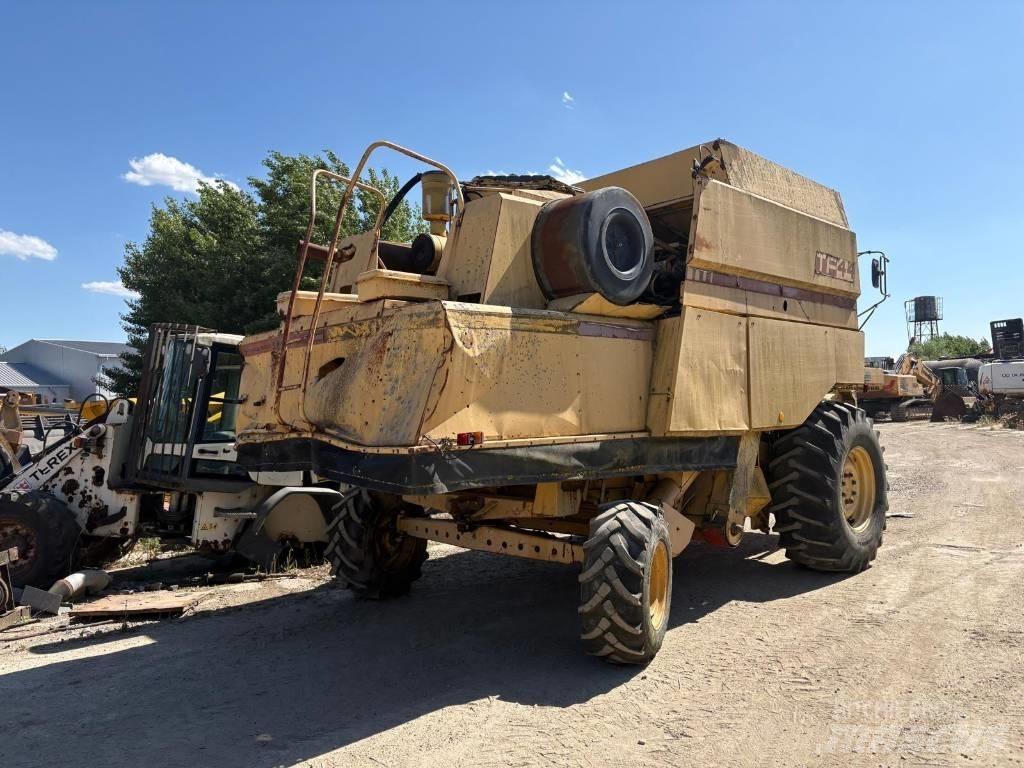New Holland TF 42 Kombinované zberacie stroje