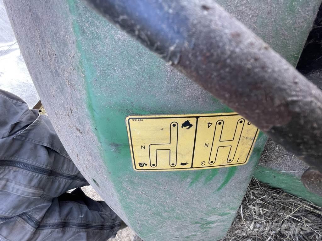 John Deere 5215 Traktory