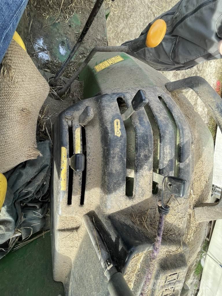 John Deere 5215 Traktory