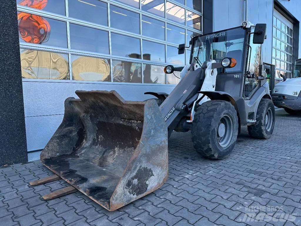 Hitachi ZW75 Kolesové nakladače