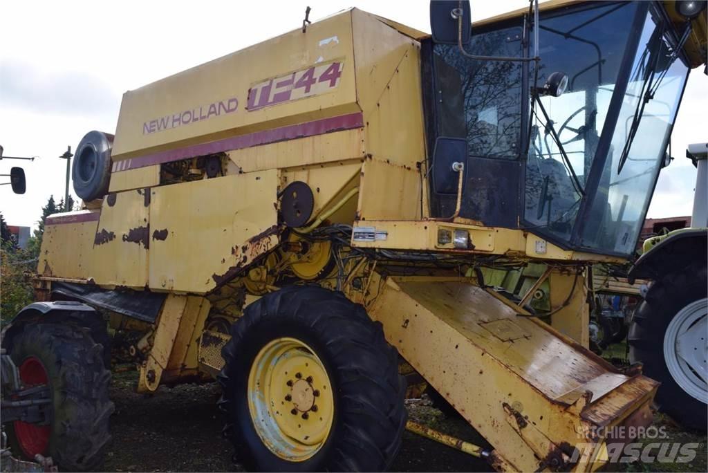 New Holland TF 44 Kombinované zberacie stroje