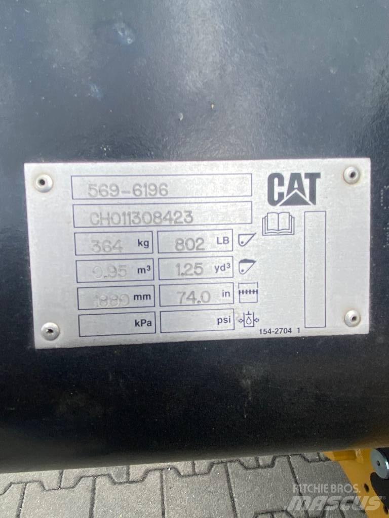 CAT 906 Kolesové nakladače