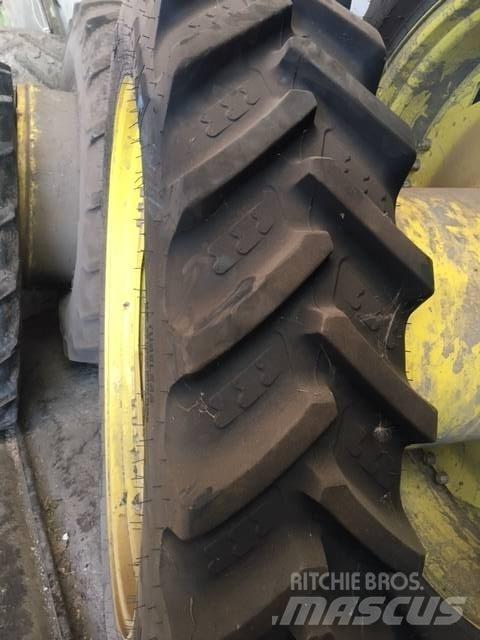 John Deere 6820 Pneumatiky, kolesá a ráfiky