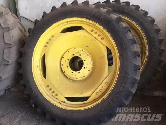 John Deere 6820 Pneumatiky, kolesá a ráfiky