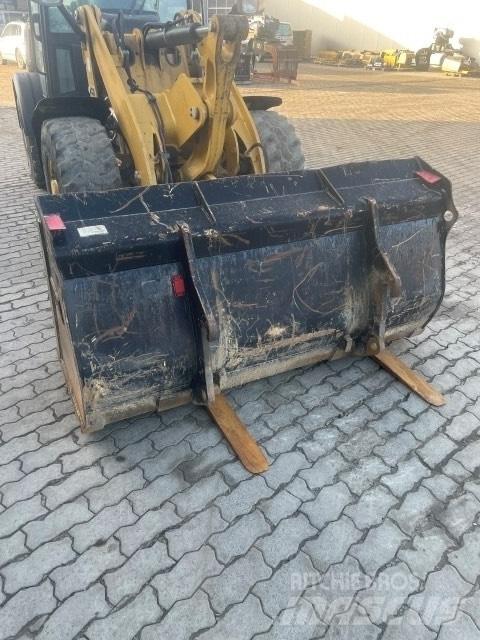 CAT 906 Kolesové nakladače