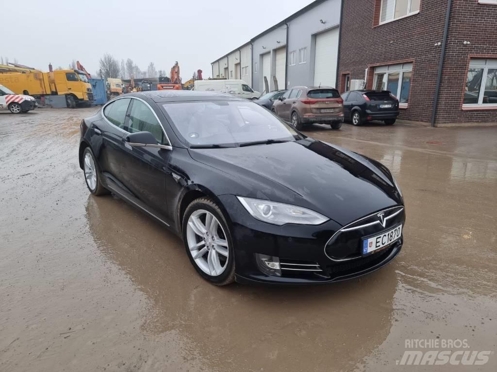 Tesla Model S P85 Automobily