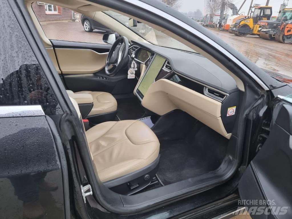Tesla Model S P85 Automobily