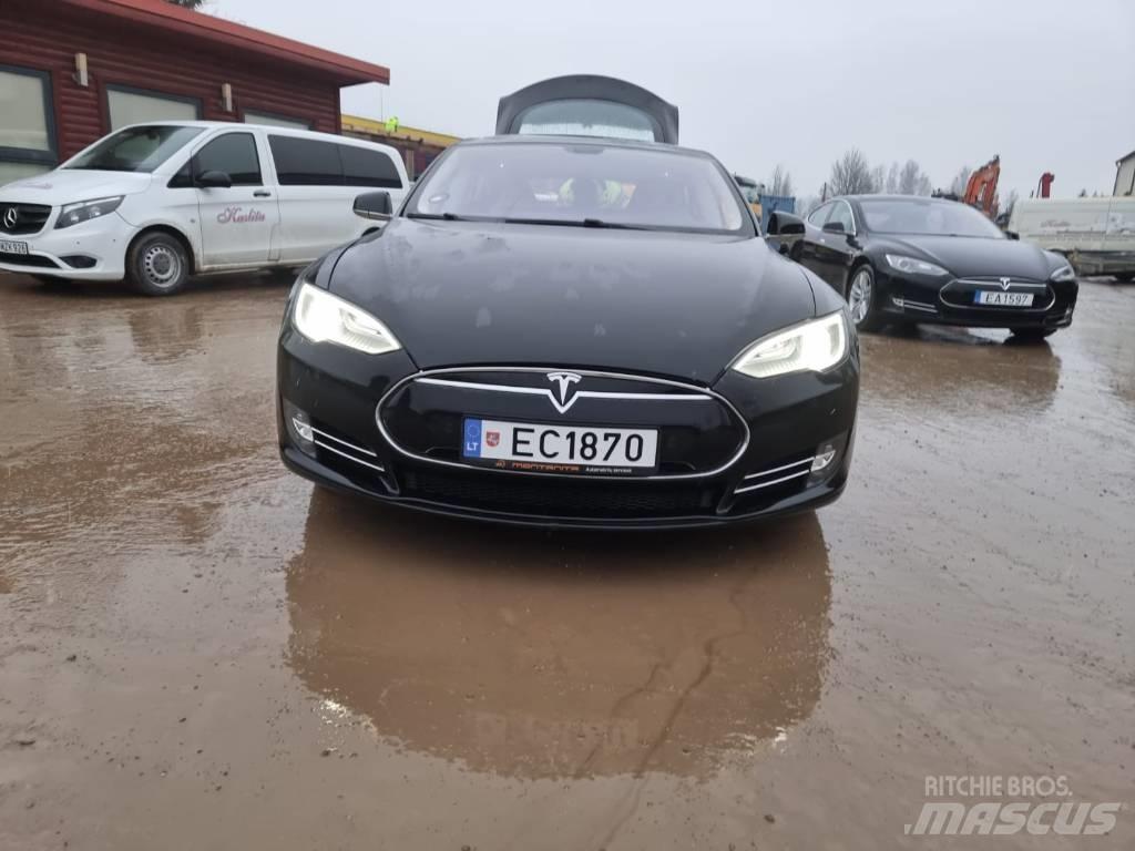 Tesla Model S P85 Automobily
