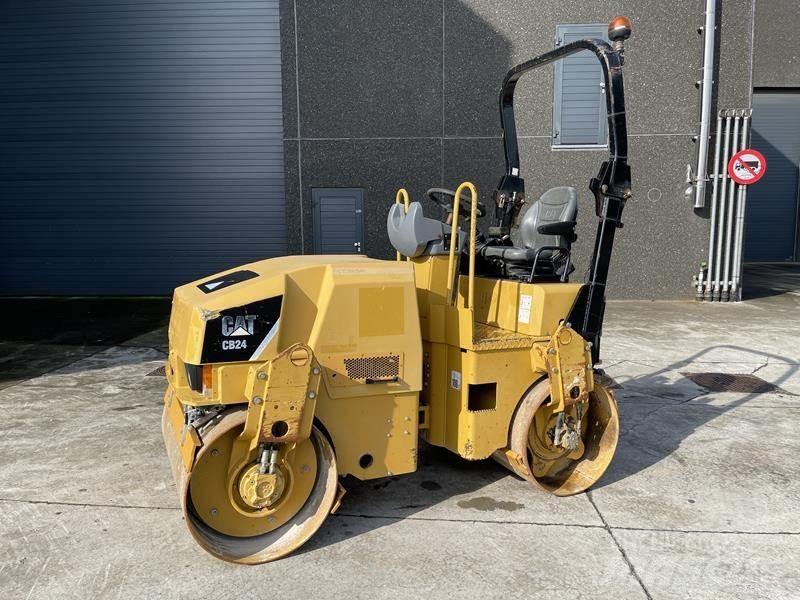 CAT CB 24 Tandemové valce