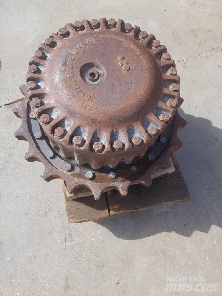 Komatsu PC210-3 Pásy, reťaze a podvozok