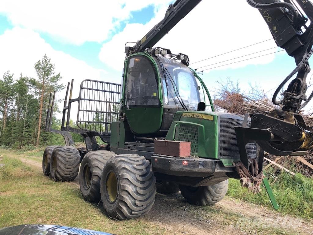 John Deere 810 E Lesné traktory
