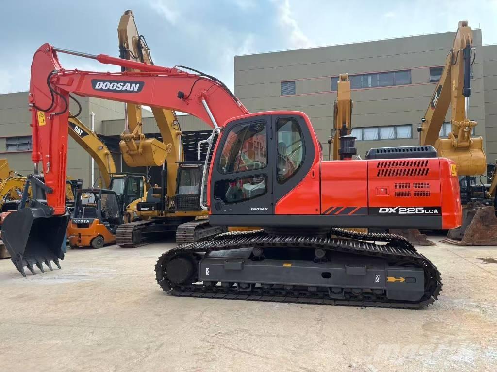 Doosan DX 225 Pásové rýpadlá