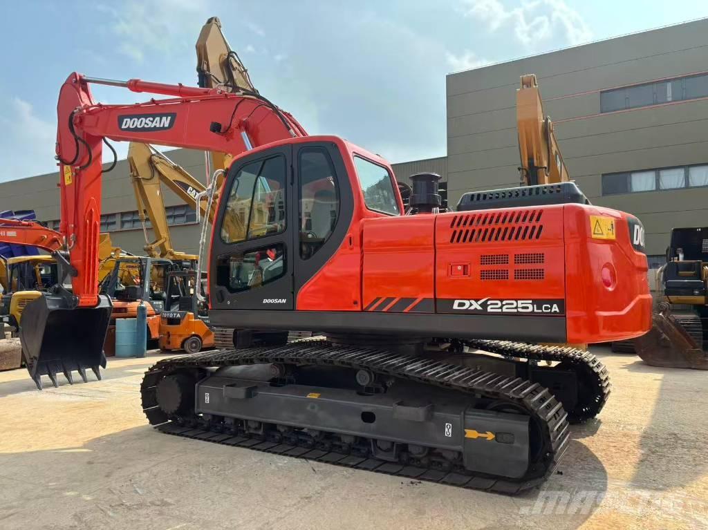 Doosan DX 225 Pásové rýpadlá