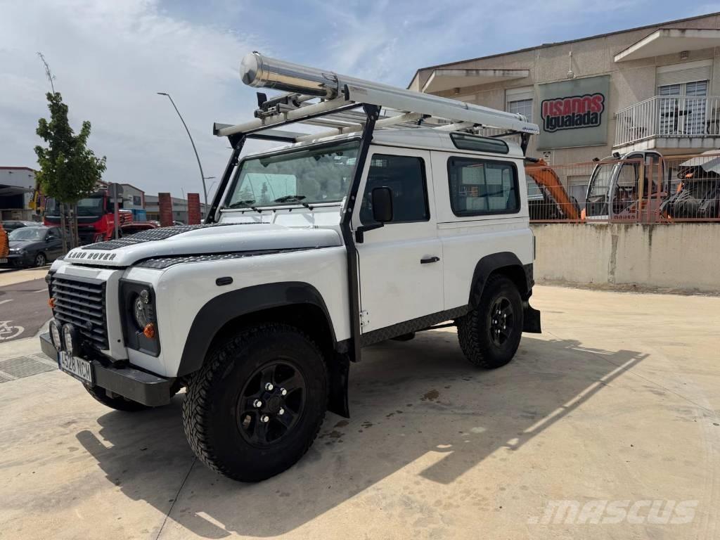 Land Rover Defender Automobily