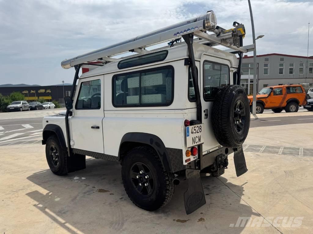 Land Rover Defender Automobily