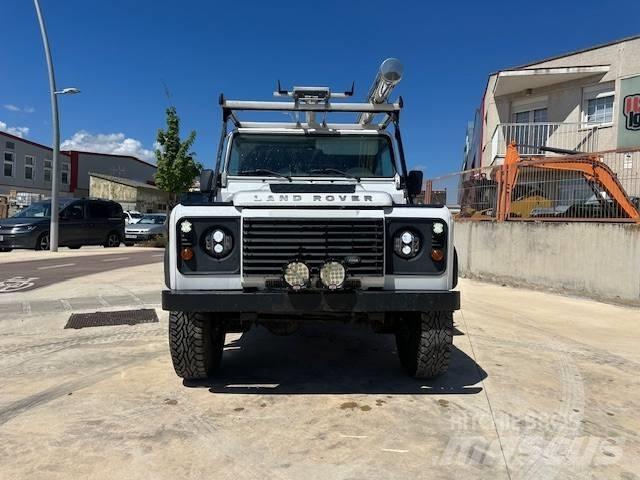 Land Rover Defender Automobily