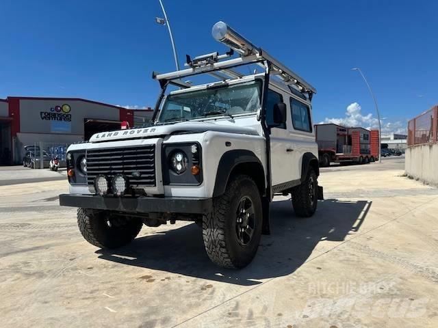 Land Rover Defender Automobily