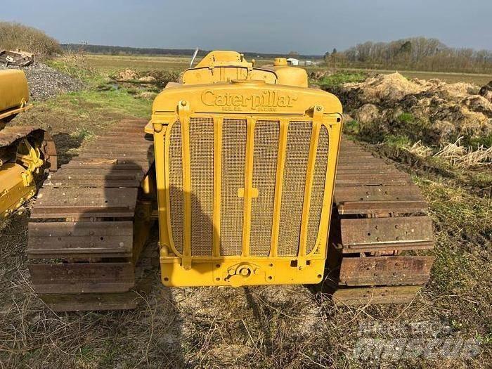 CAT D4 - Pásové dozéry